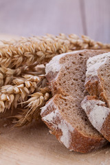 frisches hausgemachtes brot mit getreide auf holzbrett