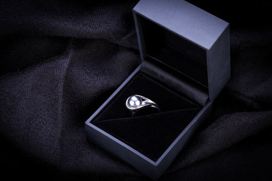 schöner moderner eleganter silberner ring in einer box