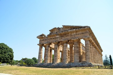 Fototapeta na wymiar Grecka świątynia w Paestum we Włoszech