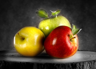 Tris di mele su sfondo in bianco e nero