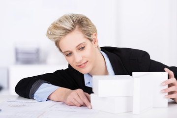 architektin arbeitet an einem model