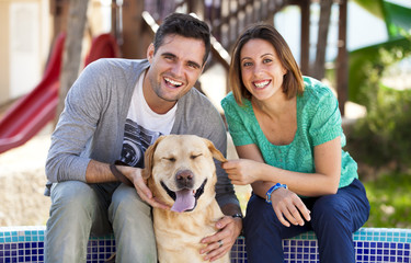 Coppia felice con il loro cane nel parco