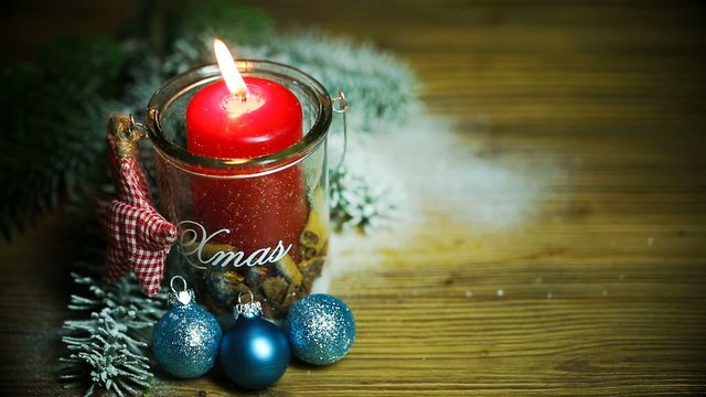 brennende Adventskerze