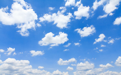 Obraz na płótnie Canvas white clouds against blue sky