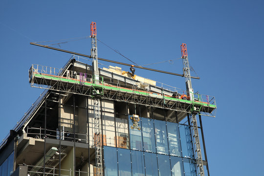 chantier d'une fa&ccedil;ade en verre d 'un immeuble
