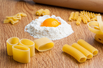 Pastasciutta fatta a mano, con uova e farina.