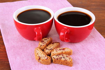 Red cups of strong coffee and cookies