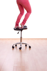 bei Hausarbeit vom Hocker fallen