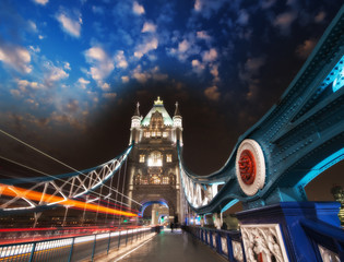 Fototapeta na wymiar Magnificent structure and colors of Tower Bridge at sunset, Lond