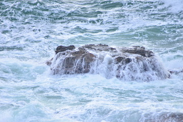 波と岩肌