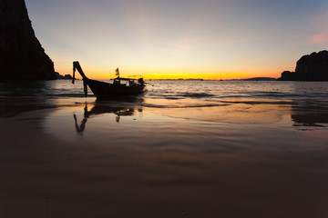 coucher de soleil sur plage de railay,  krabi, thaïlande