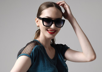 Naklejka premium Young smile woman with sunglasses