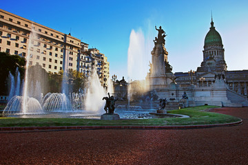 Fototapeta na wymiar Budynek Kongresu i fontanna w Buenos Aires, Argentyna