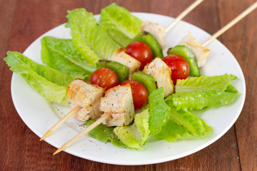 chicken with tomato and pepper on lettuce