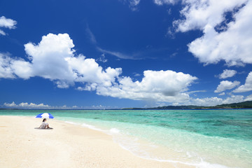 沖縄の美しいビーチで寛ぐ女性