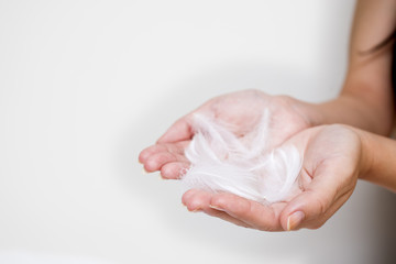 羽毛を乗せた手