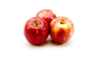 Fototapeta na wymiar Frische Rote Äpfel auf weißem Hintergrund