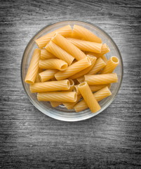 pastaschale auf holz