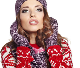Naklejka premium beautiful woman in warm clothing on white background