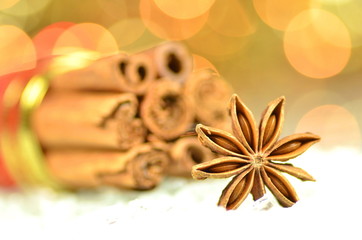 bożonarodzeniowe przyprawy, laski cynamonu, gwiazdka anyżu
