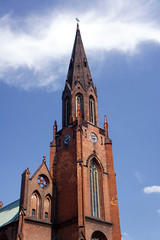 Fototapeta na wymiar gotycki kościół z wieżą w Poznaniu.