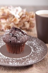 Schokoladen-Muffin mit einer Tasse Kaffee