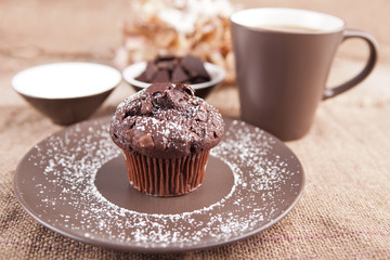 Schokoladen-Muffin mit Tasse Tee
