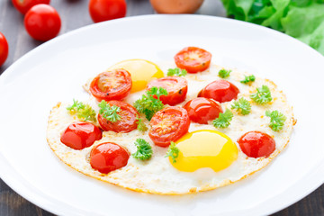 Fried eggs with cherry tomatoes