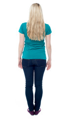 Obraz premium Back pose of casual young female