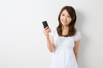 スマートフォンを見る女性