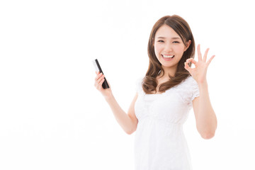スマートフォンを見る女性