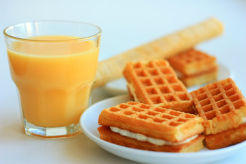 Сок и вафли на завтрак