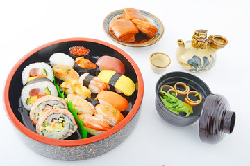 握り寿司盛り合わせと豚足煮つけ