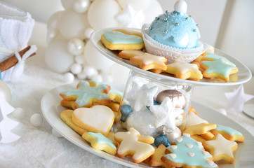 Weihnachtliche Tischdeko mit Pl&auml;tzchen, hellblau