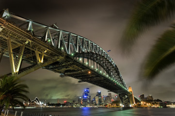 Obraz premium Harbourbridge mit der Oper in Sydney bei Nacht