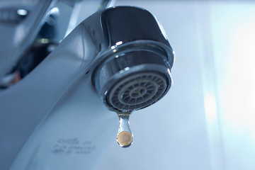 Tropfender Wasserhahn mit 1 Euro M&uuml;nze