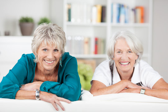zwei seniorinnen zu hause auf dem sofa
