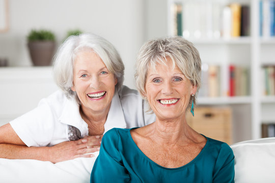 portrait von zwei glücklichen seniorinnen