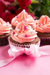 Cupcakes, Rosen im Hintergrund