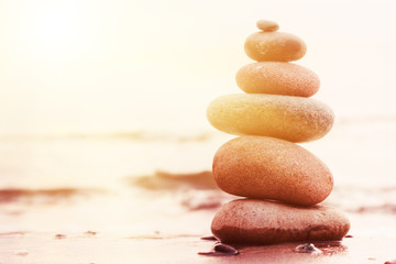 Stenen piramide op zand symboliseert zen, harmonie, balans