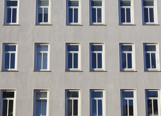 Fassade eines Mehrfamilienhauses in Kiel, Deutschland