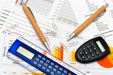 Obraz premium Calculator and pencil on the paper with financial graph's