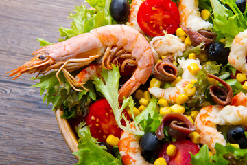 insalata mista con gamberi