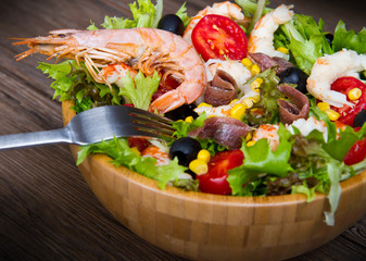 insalata mista con gamberi