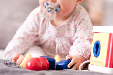 Bébé joue