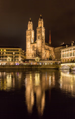 Fototapeta na wymiar Brutto Munster, największy kościół w Zurychu, w Szwajcarii