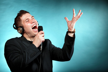 man singing into microphone happy karaoke signer