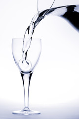 Versamento acqua dalla brocca al bicchiere in  trasparenza