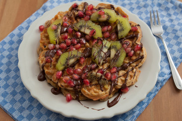 Waffeln mit Schokolade und Früchten