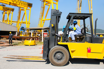 forklift in crane work